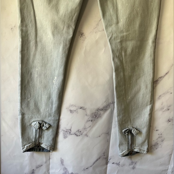CHELSEA & VIOLET SKINNY JEANS BOW ZIPPER DETAIL LIGHT BLUE SPLATTER WOMENS 28 - Picture 4 of 10